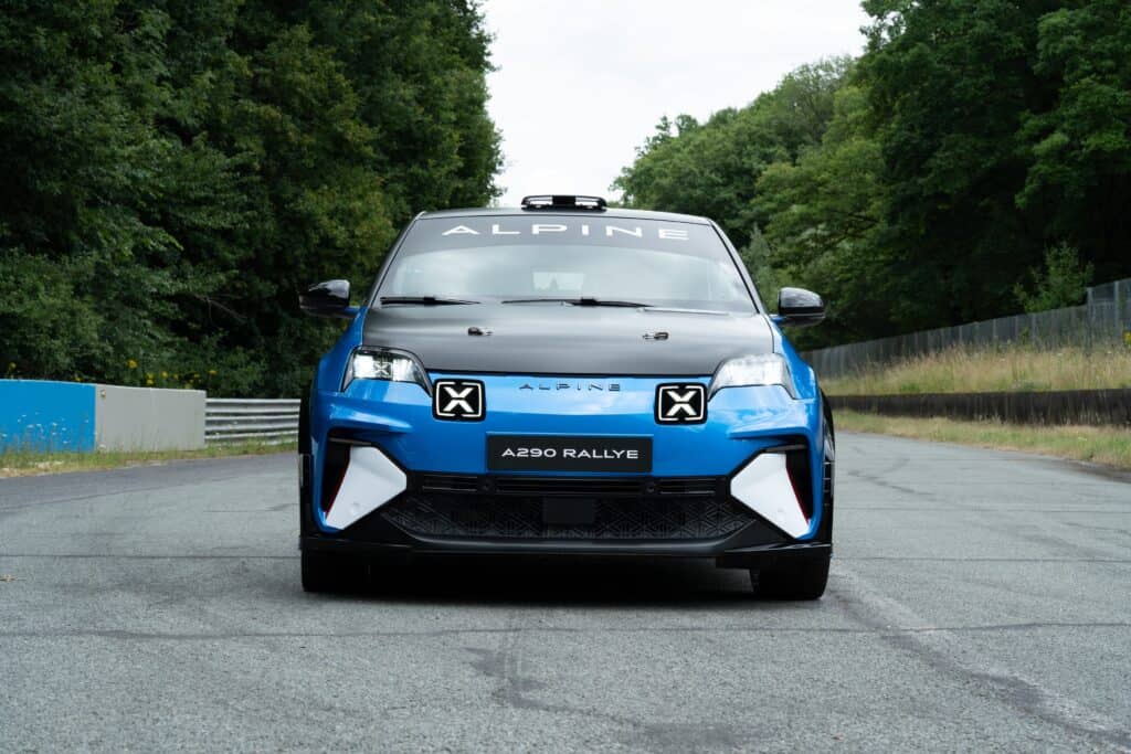 מבט קדמי על אלפיין A290 ראלי חשמלית במסלול