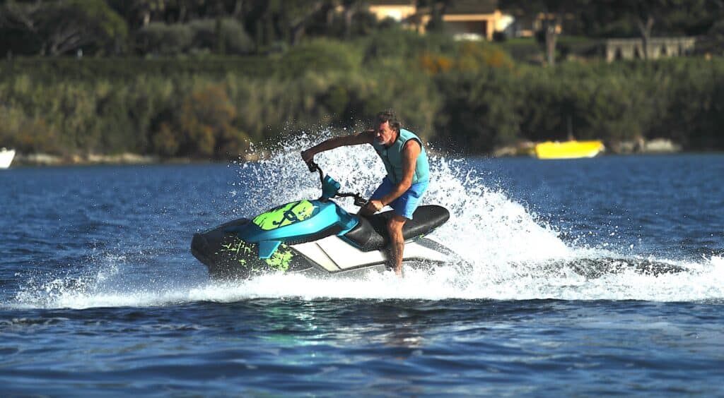 רוכב על אופנוע ים חשמלי E-Dolphin