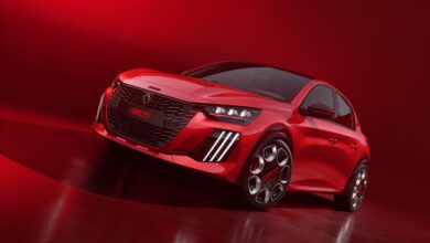 פיג׳ו e-208 GTI חשמלית בצבע אדום מבט קדמי על הרכב
