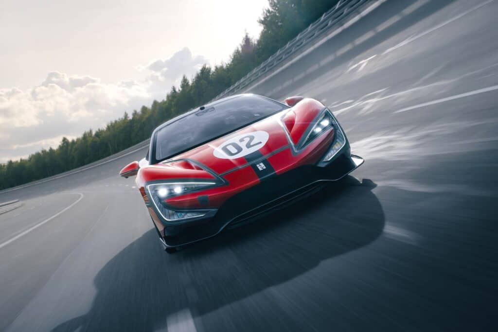 מבט קדמי על BYD יאנגוואנג U9 אקסטרים בצבע אדום בנהיגה מהירה במסלול