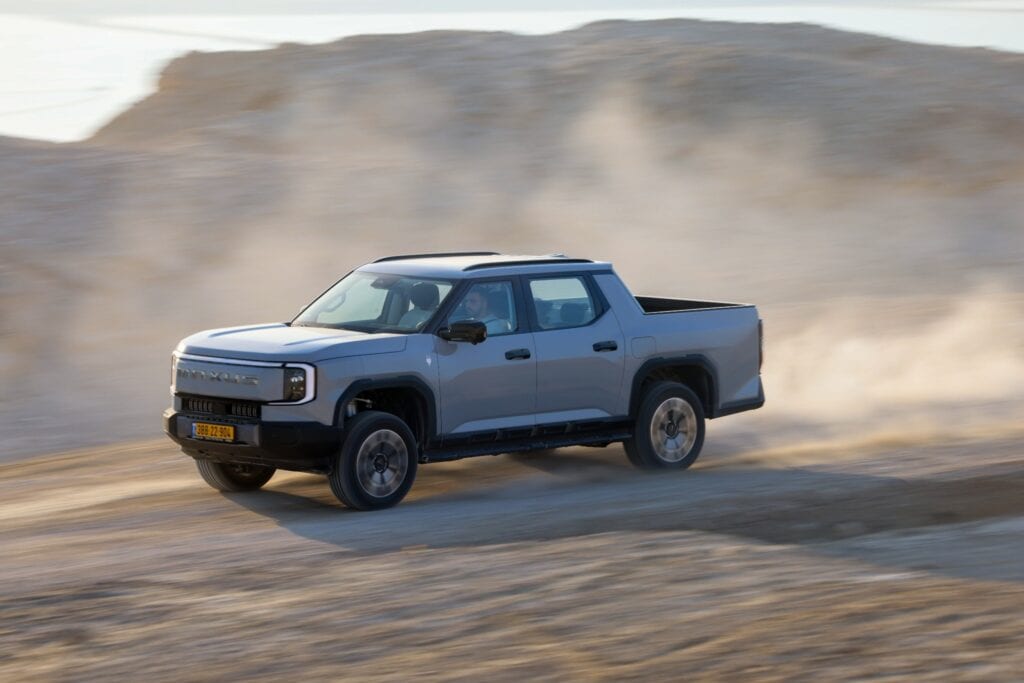 מבט צד על טנדר חשמלי מקסוס eTerron 9 בנסיעה מבט צד על טנדר חשמלי מקסוס eTerron 9 בנסיעה