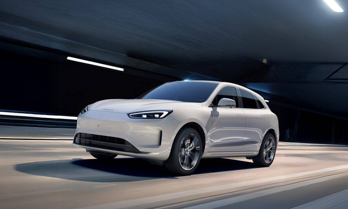 סרס M5 בצבע לבן בנסיעה מהירה בכביש