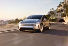 טסלה מודל Y החדשה בצבע כסוף בנסיעה על כביש