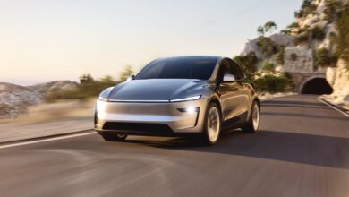 טסלה מודל Y החדשה בצבע כסוף בנסיעה על כביש