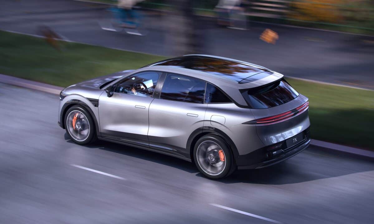 זיקר 7X בנסיעה על כביש