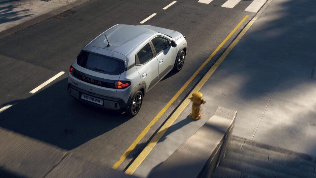 רכב חשמלי בנהיגה בעיר בסביבת כביש משופע.