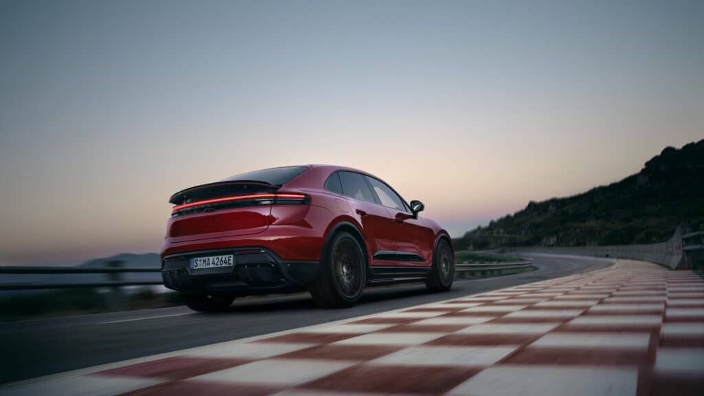 מבט אחורי על פורשה מקאן GTS חשמלית