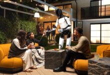 טסלה אופטימוס מגיש משקאות במסיבה ביתית