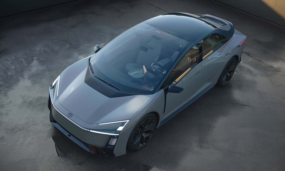 מבט מהאוויר על טויוטה קורולה קונספט חשמלית