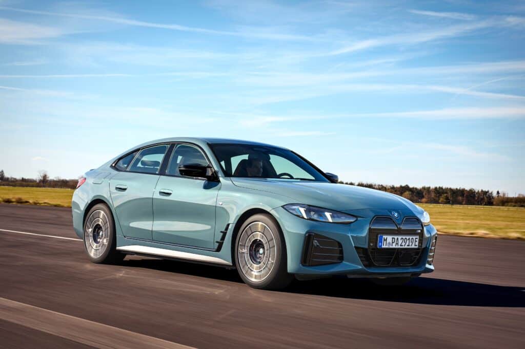 ב.מ.וו i4 גרסת 2026 בצבע כחול בהיר בנסיעה על כביש