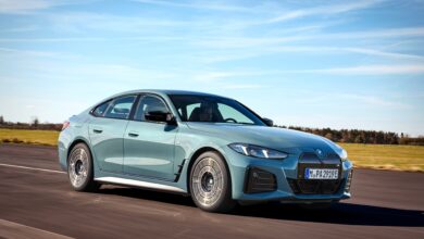 ב.מ.וו i4 גרסת 2026 בצבע כחול בהיר בנסיעה על כביש