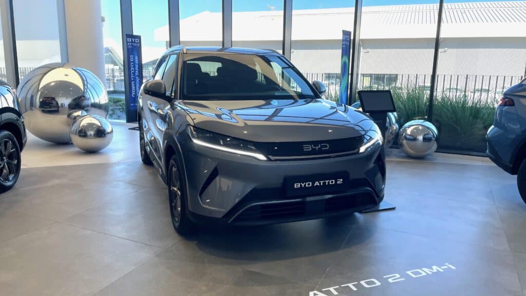 BYD אטו 2 קומפורט בצבע אפור כהה באולם התצוגה בראשון לציון