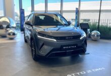 BYD אטו 2 קומפורט בצבע אפור כהה באולם התצוגה בראשון לציון