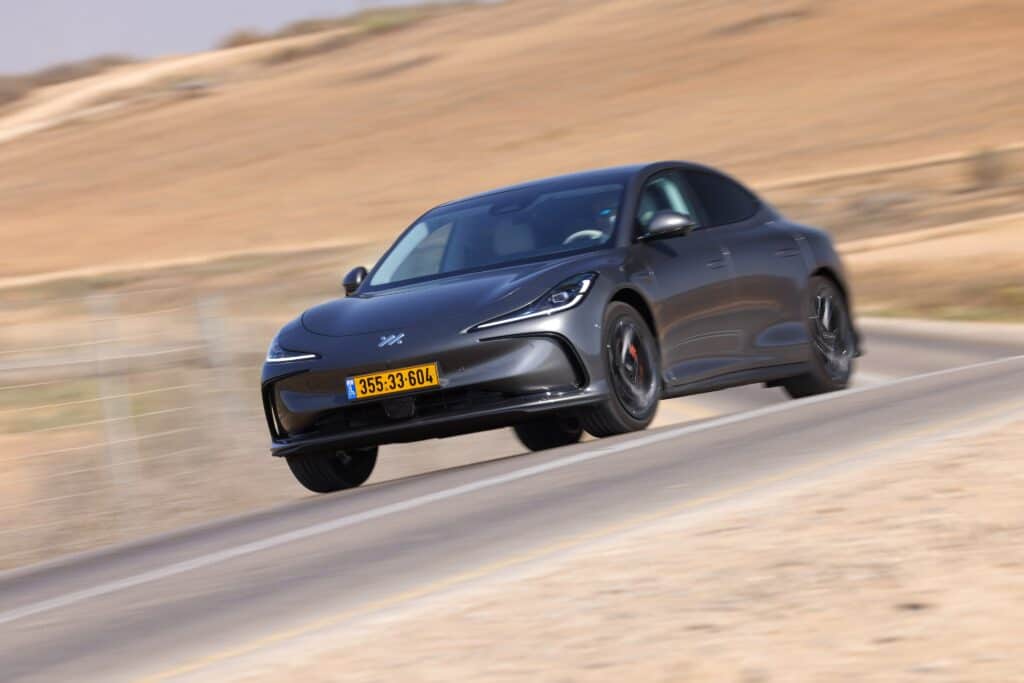 רכב חשמלי IM5 בנסיעה בישראל