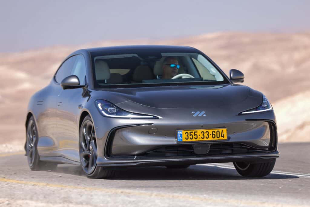 רכב חשמלי IM5 בנסיעה בישראל