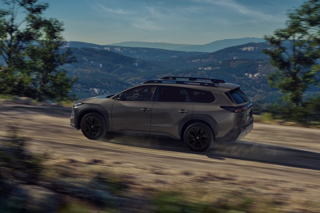 מבט צד על טויוטה bZ וודלנד בנסיעה