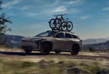 טויוטה bZ וודלנד בנסיעה עם שני זוגות אופניים מחוברים לגג הרכב