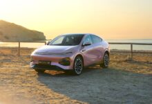 אקספנג G6 מודל 2026 בצבע ורוד חונה בחוף ים