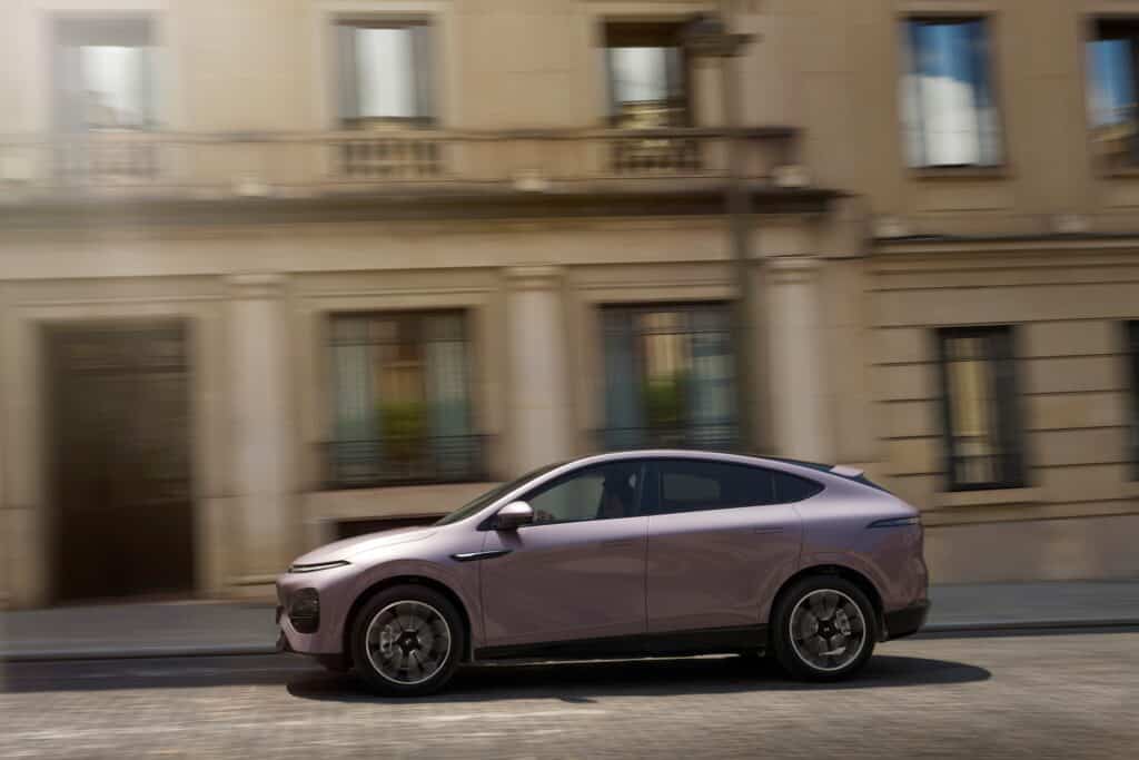 מבט צד על אקספנג G6 בנסיעה בעיר