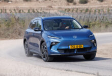 MG S5 כחולה בנסיעה