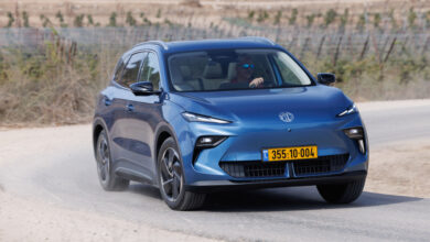 MG S5 כחולה בנסיעה