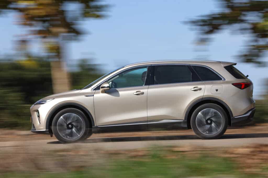 מבט צד על MG S6