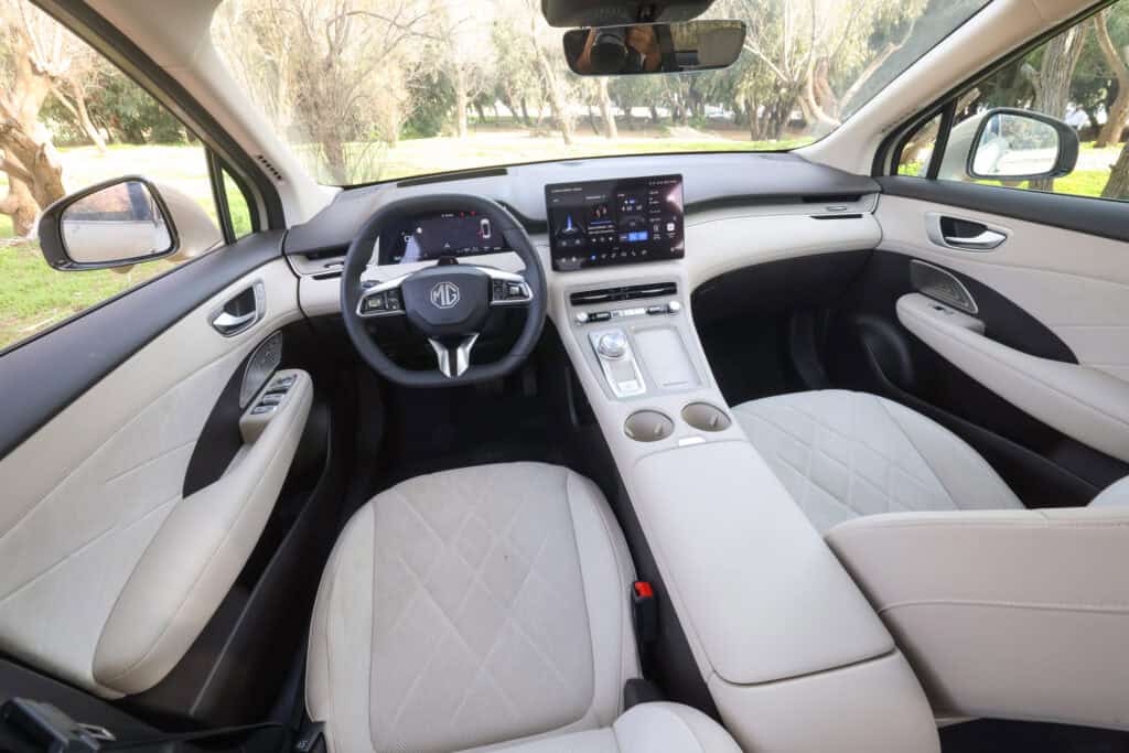 פנים הרכב וסביבת הנהג של MG S6