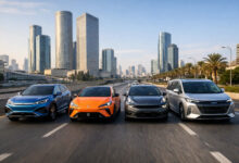 ארבעה רכבים חשמליים בנסיעה על כביש בישראל