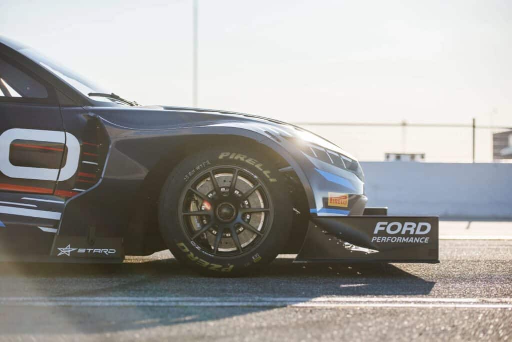 פורד סופר מוסטאנג מאך-E בנסיעה על מסלול מירוצים