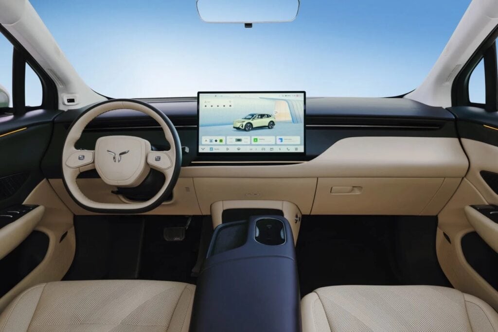 פנים הרכב וסביבת הנהג הונגצ׳י EHS5
