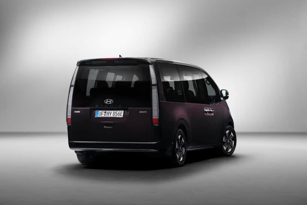 מבט אחורי על יונדאי סטאריה חשמלי