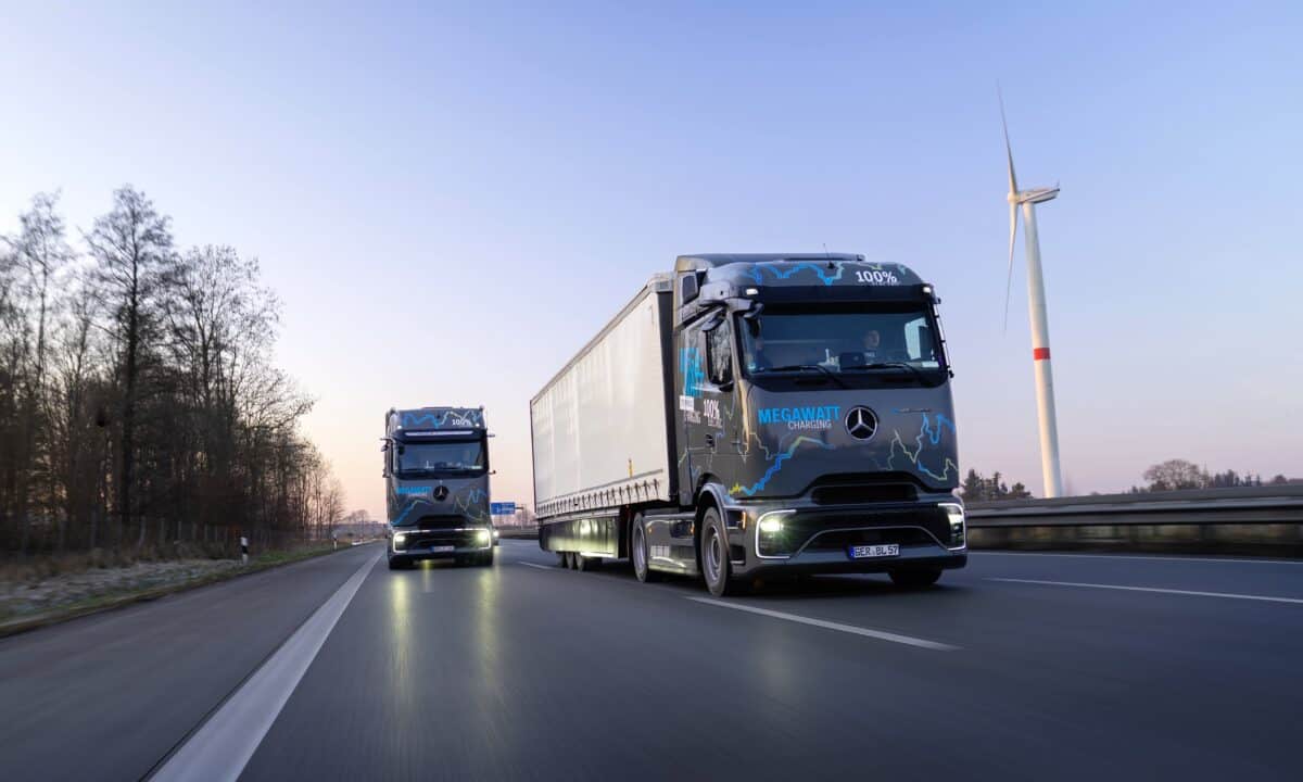 שתי משאיות חשמליות מרצדס eActros 600 בנסיעה