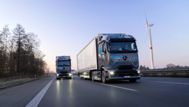 שתי משאיות חשמליות מרצדס eActros 600 בנסיעה