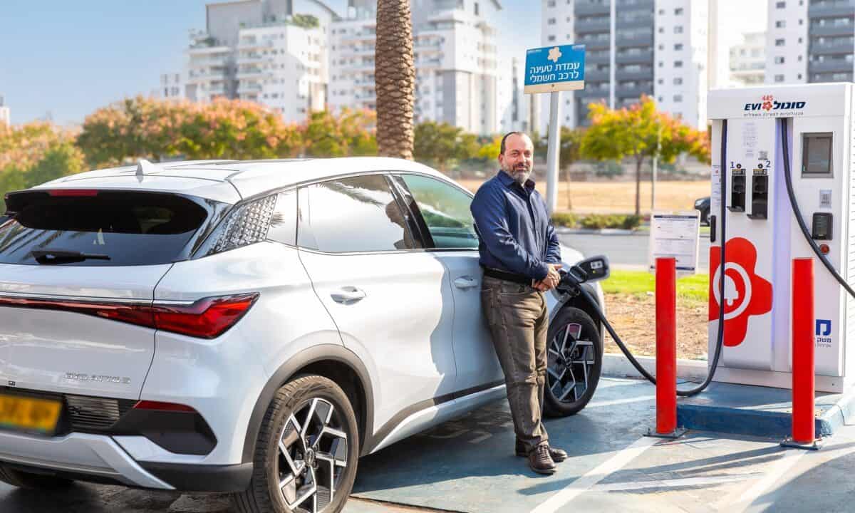 רכב חשמלי של BYD מחובר לעמדת טעינה מהירה של סונול EVI עם סולק של נאייקס