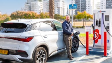 רכב חשמלי של BYD מחובר לעמדת טעינה מהירה של סונול EVI עם סולק של נאייקס