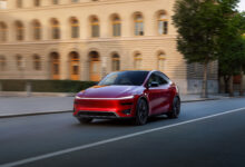 טסלה מודל Y בנסיעה בעיר