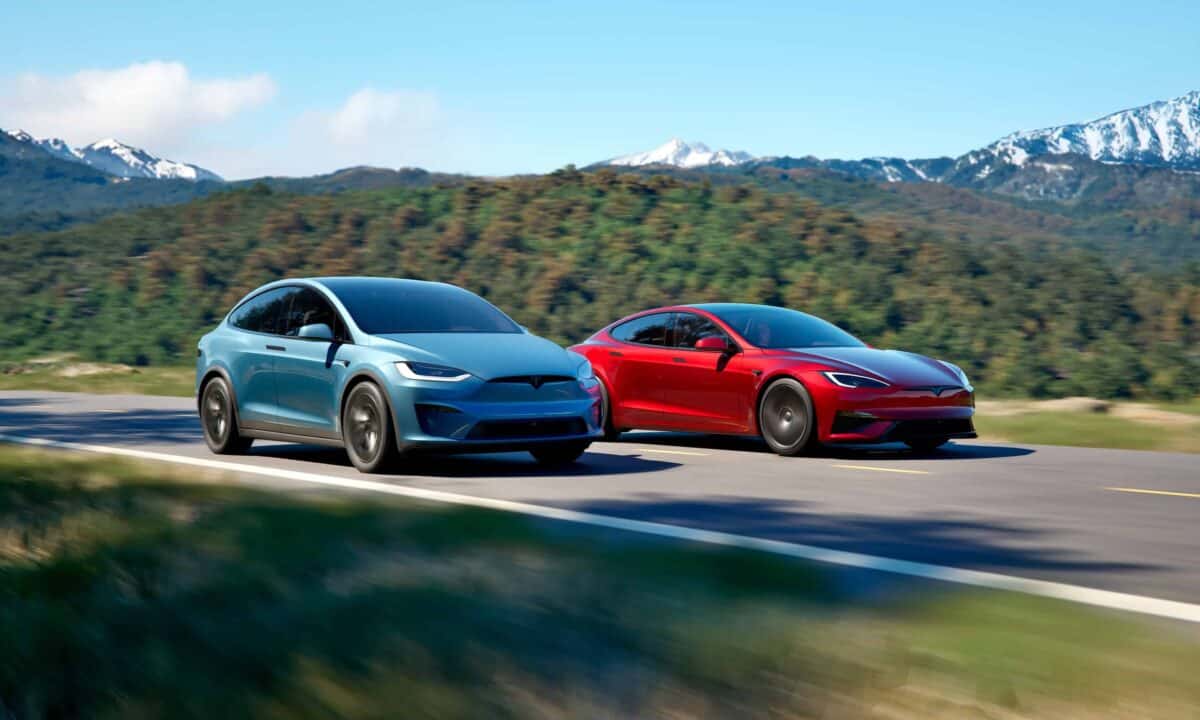 טסלה מודל S לצד טסלה מודל X החדשות בנסיעה על כביש