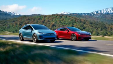 טסלה מודל S לצד טסלה מודל X החדשות בנסיעה על כביש