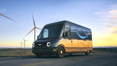 ואן חשמלי של ריביאן עם המיתוג של אמזון