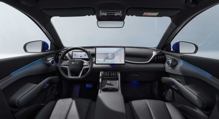 פנים הרכב וסביבת הנהג של BYD אטו 3 EVO