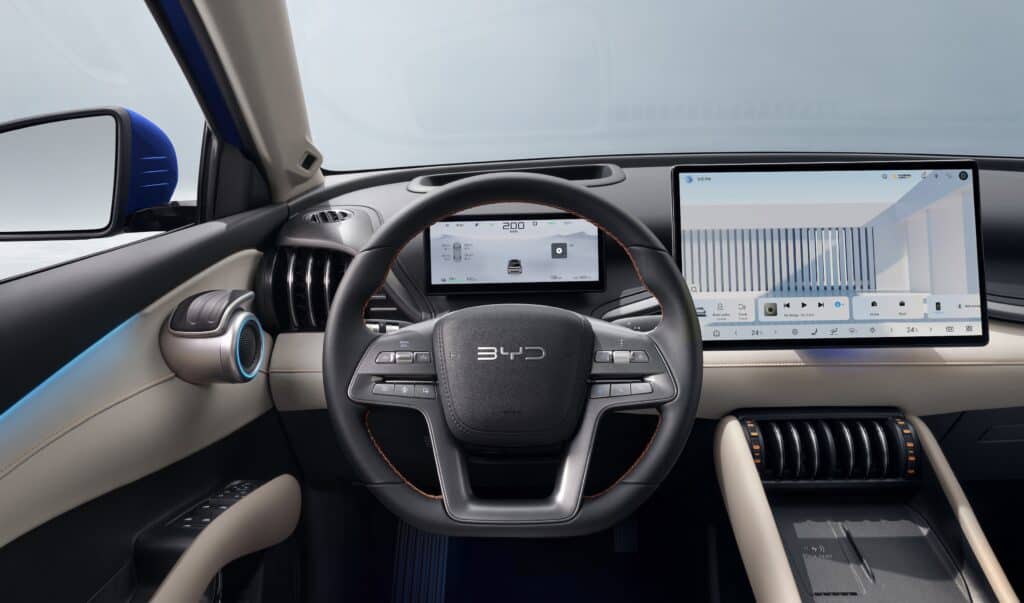 רכב חשמלי עם לוח מחוונים דיגיטלי ומסך מגע גדול.