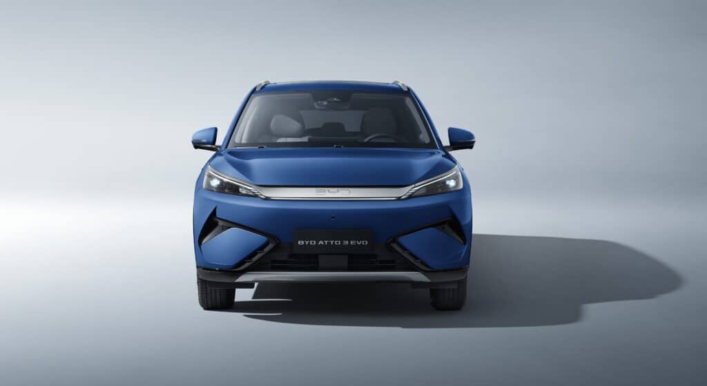 מבט קדמי על BYD אטו 3