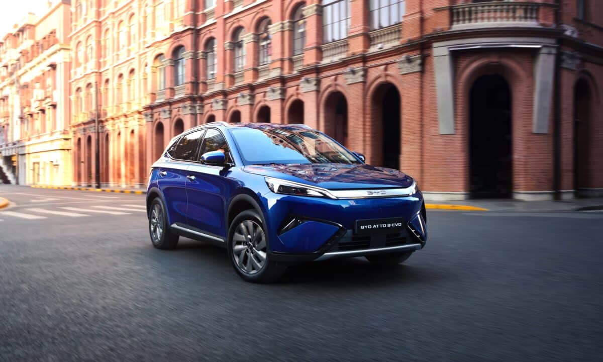 BYD אטו 3 EVO גרסת 2026 בנסיעה בעיר