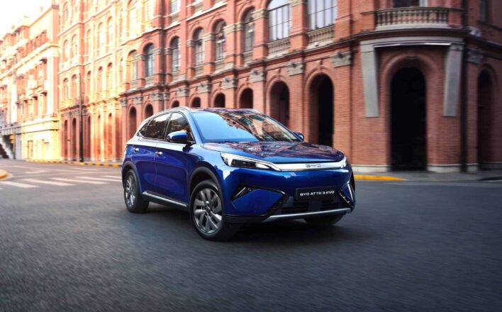 BYD אטו 3 EVO גרסת 2026 בנסיעה בעיר