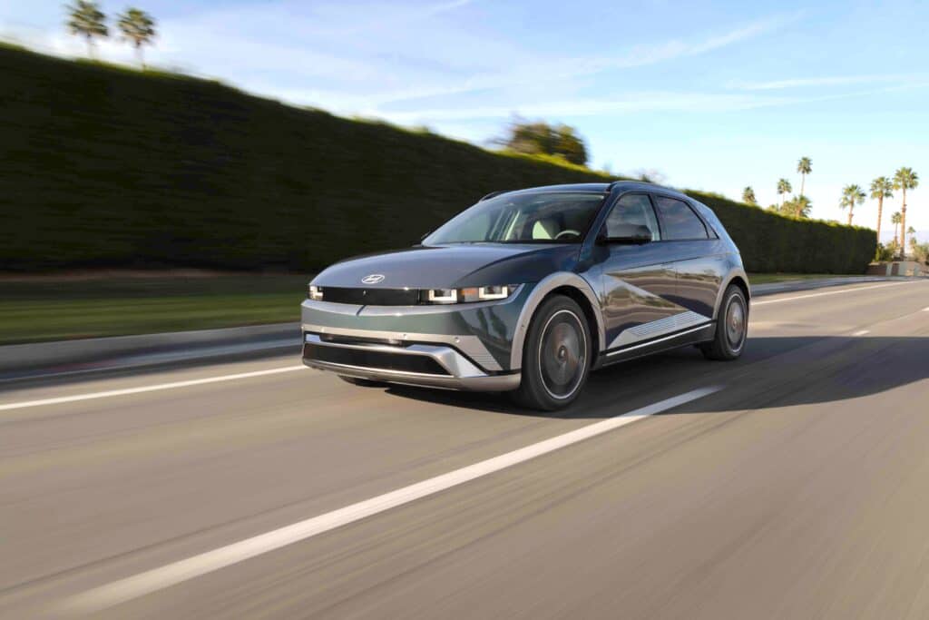 יונדאי איוניק 5 גרסת 2026 בנסיעה על כביש