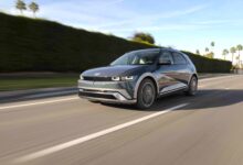 יונדאי איוניק 5 גרסת 2026 בנסיעה על כביש