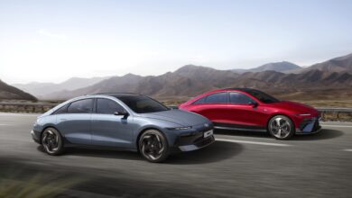 שני רכבי יונדאי איוניק 6 בנסיעה