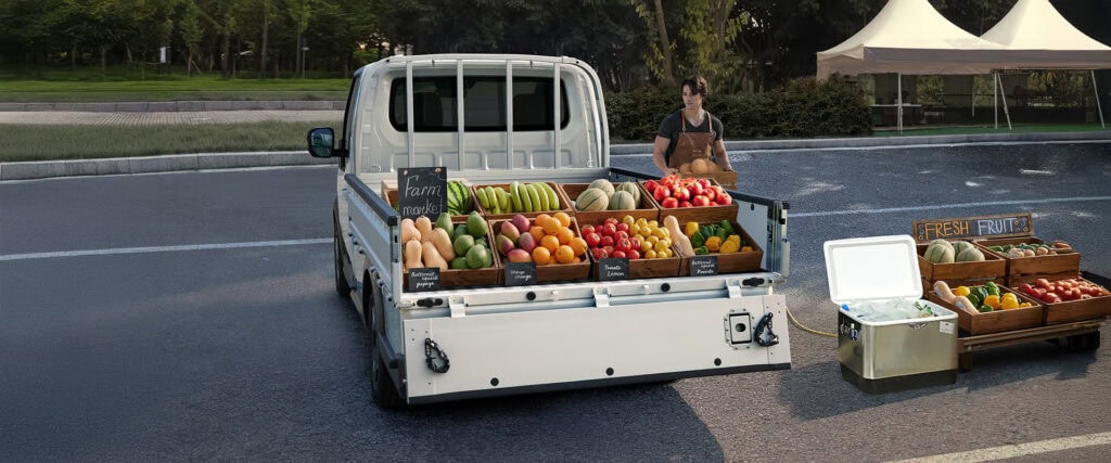 מבט אחורי על קיה PV5 המשמש להעברת ירקות ופירות