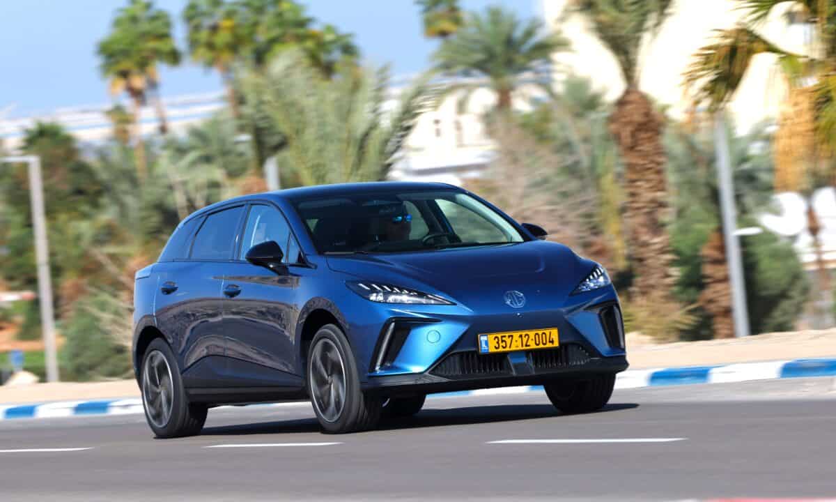 MG4 בצבע כחול מודל 2026 בנסיעה בכביש בישראל