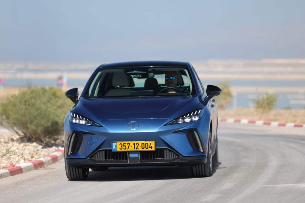 מבט קדמי על MG4